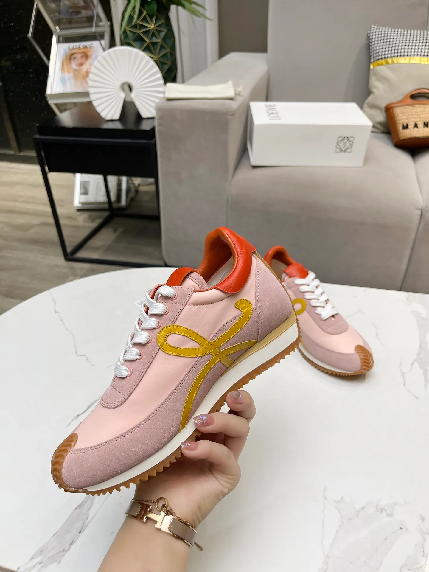 👟👟Ex-factory price 520👟👟 Men's code +10 Women's model: 35--39 (customized code 40 for women), Men's model: 40--44 (customized code 45 for men), 🔥🔥Hot LOEWE 2024 latest inner color block moral training shoes Forrest Gump shoes super good-looking super versatile color block stitching upper Very high-end hidden inner vagina 4cm! The heel has a novel design, is soft and comfortable, and has an exclusive brand logo on the side. It will be rated as the most comfortable sneaker of the year and is a must-have for your shoe cabinet!  The upper is made of special original cowhide + original cloth imported from Australia. The cowhide insole / original private model is exclusively customized with a 1:1 outsole!  Complete set in original packaging.